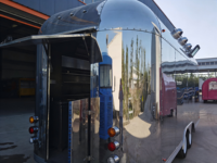 Camion de cuisine mobile multifonctionnel en acier inoxydable, résistant à la rouille, remorquable, pour sushis, barbecue, restauration rapide et snacks