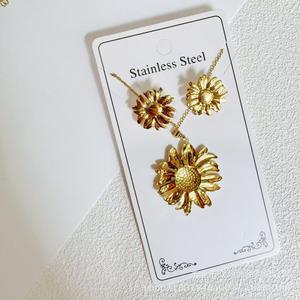 Ensemble de bijoux en acier inoxydable plaqué or 18 carats, boucles d'oreilles et collier de styles variés pour femmes - Product Image 2