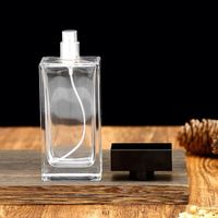 Flacon de parfum carré élégant en verre avec vaporisateur à pompe pour homme, parfum de créateur longue durée aux senteurs fruitées et florales pour usage quotidien