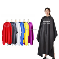 Lot Mix Usine 50 Pièces Cape de Coiffeur Professionnelle Personnalisée BARBER CAPE, Col Différent, Serviette Douce en Polyester, Peigne, Eau
