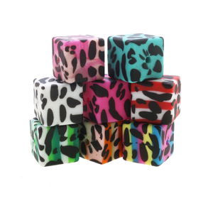 Nouvelles perles en silicone imprimées motif vache noire, forme cube 15MM, boules carrées arc-en-ciel, mélange coloré de paillettes - Product Image 1