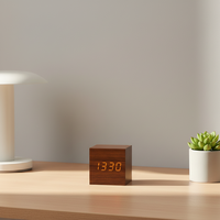 Jam Alarm Digital LED Aktivasi Suara Fungsi Senyap Desain Bercahaya Untuk Pelajar Bentuk Persegi Panjang Bodi Kayu Meja Kamar Tidur Kantor