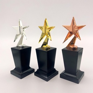 Trofei in Metallo Personalizzabili a Forma di Stella Dorata con Base in Legno, Premi per Assicurazioni - Product Image 4