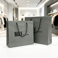 Sacs en papier personnalisés pour le shopping avec logo en feuille d'argent, poignées en corde de coton durable, papier couché pour l'emballage de vêtements et de cadeaux en détail