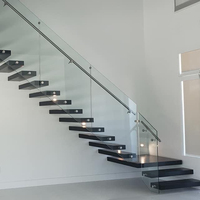 Escalier flottant en cantilever avec marches en chêne – Design élégant