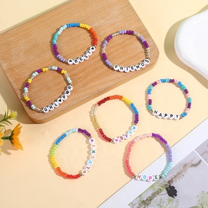 Ensemble de Bracelets Personnalisés Faits Main à Perles Lettre et Breloques d'Amitié pour Femme, Élastiques et Ajustables - Product Image 6