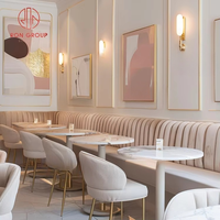 Ensemble de meubles de restaurant en velours, table ronde en marbre blanc avec pieds dorés et chaises en velours beige pour café