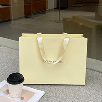 Sac cadeau brun café multi-tailles avec poignée, finition mate, sac de shopping en carton, impression de lettres blanches pour étui cadeau souvenir