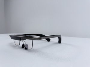 แว่นตาอัจฉริยะ AR น้ำหนักเบาพิเศษ 59 กรัม ไทเทเนียม ซิลิโคน ระบบเสียงแบบ Bone Conduction ชาร์จขณะใช้งาน  จอแสดงผลแบบมีสาย โหมดคู่ OEM/ODM - Product Image 2