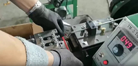 Machine semi-automatique pour la fixation de lacets, l'enroulement des orteils, les bandeaux élastiques, les bandeaux en film, les sacs fourre-tout et les cadeaux