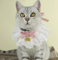 En gros, accessoires de mode multicolores pour animaux de compagnie avec logo personnalisé : bavoirs pour chiens et chats, bandanas en polyester à motif floral, colliers-écharpes et nœuds à carreaux