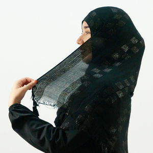 Hiyab Negro <span class=keywords><strong>de</strong></span> Lujo con Diseño a Cuadros Brillantes y Mezcla Metálica Dorada, <span class=keywords><strong>Tela</strong></span> Kashka Voile Viscosa, Jersey Premium <span class=keywords><strong>de</strong></span> Lujo Musulmán para Ramadán - Product Image 3