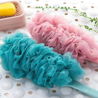 Vente directe usine : Éponge de bain à long manche en maille PE, exfoliante douce pour peaux mortes, pour salle de bain