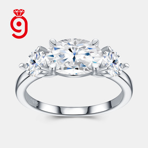 Bague en argent S925 luxueuse et intemporelle à trois pierres rondes en moissanite, pierres graduées pour un engagement significatif, idéale pour le quotidien et les fêtes - Product Image 1
