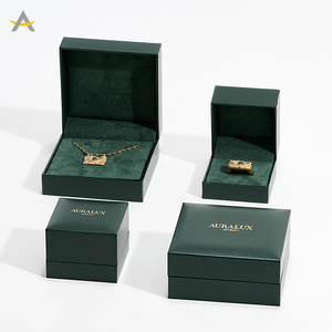 Caja de Empaque para Joyería Auralux de Lujo en Color Verde con Logo Personalizado para Pulsera, Aretes, Colgante, Anillo y Collar - Product Image 3