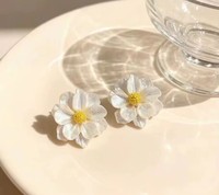 RINHOO Vente en gros Boucles d'oreilles fleur de perle style coréen, Clous d'oreilles en alliage de luxe léger, Bijoux de mode de niche haut de gamme pour femmes