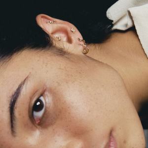 Pendientes de joyería Plata de Ley 925 Pendientes curvos de tuerca en capas de diamantes delicados chapados en oro de 14 quilates - Product Image 2