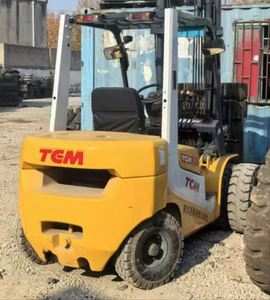 Montacargas Diésel TCM FD30 3T Usado con Motor ISUZU, Confiable y Duradero, Modelo 2024, Neumáticos Sólidos, para Manejo de Materiales en Almacenes, 3.0m - Product Image 4