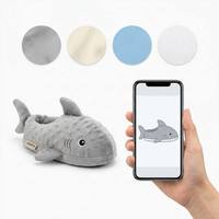 Pantoufles en peluche personnalisées en forme de requin, corps gris texturé à pois, aileron dorsal, talon ouvert, pour intérieur, marque personnalisée, mascotte de la maison