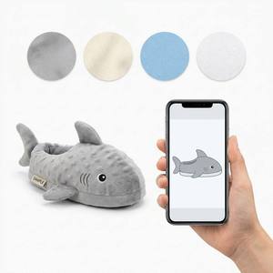 Pantoufles en peluche personnalisées en forme de requin, corps gris texturé à pois, aileron dorsal, talon ouvert, pour intérieur, marque personnalisée, mascotte de la maison - Product Image 1