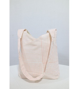 Sac imprimé à la main mettant en valeur l'art textile classique avec un design fonctionnel adapté aux activités quotidiennes, aux voyages et à la conscience - Product Image 5