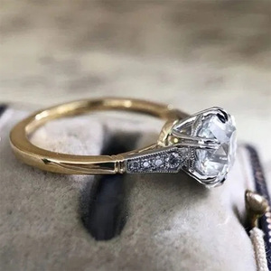 Anello con accenti in cristallo bicolore per donna, accessori minimalisti ed eleganti per l'uso quotidiano - Product Image 4