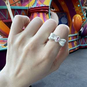 แหวนเงินแท้ S925 ดีไซน์หวานแหวว รูปโบว์ประดับเพชรชมพู รูปดาว ดีไซน์เฉพาะ แหวนแฟชั่นแบบเปิด ดีไซน์เรียบหรู - Product Image 1