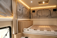 Camper Expandible Moderno para Camioneta con Techo Rígido y Panel Solar para Aventuras al Aire Libre en 4x4