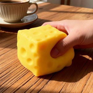 Bloc de fromage réaliste anti-stress, jouet de farce en TPR durable non comestible pour amis de 14 ans et plus, stock disponible - Product Image 2