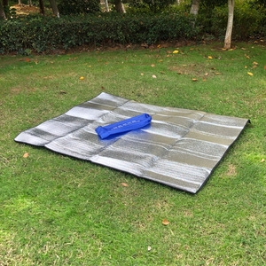Tapis de pique-nique rectangulaire en film d'aluminium EVA, résistant à l'humidité, pour la plage, le camping et les activités de plein air - Product Image 1