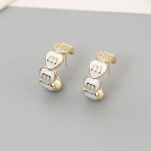 Pendientes de Botón en Forma de C con Diseño Colorido y Efecto Goteo, Versátiles y de Alta Gama con Perla como Piedra Principal, Regalo para Mujer - Product Image 1
