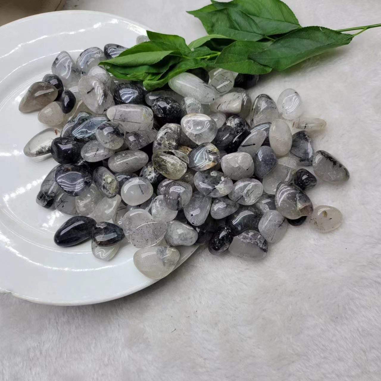 Pierre cheveux noirs