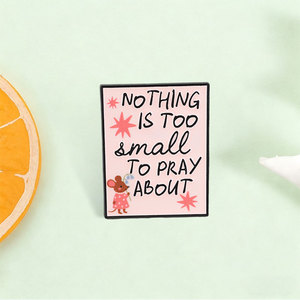 Broche en émail rose carrée inspirante avec motif souris, motif floral étoilé, broche graphique souris, avec la citation 'Rien n'est trop petit pour prier', pour sac à dos - Product Image 1