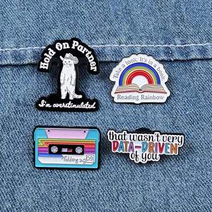 Broche con diseño de dibujos animados y cita en inglés, técnica de goteo de aceite, adorno moderno y <span class=keywords><strong>sencillo</strong></span> con forma de arcoíris, insignia personalizada para mochila y ropa - Product Image 3