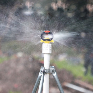 หัวฉีดน้ำหมุนได้ 360 องศา ปรับได้ ทำจากพลาสติก สำหรับรดน้ำสวน สนามหญ้า เรือนกระจก และการเกษตร - Product Image 4