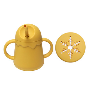 Nouvelle tasse d'apprentissage en silicone au design unique et attrayant avec paille et 2 couvercles, tasse à collation en silicone pour bébé et tout-petit - Product Image 6