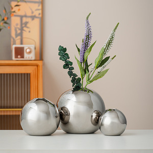 Jarrón de Flores Moderno de Cerámica Plateada con Figuras de Bolas para Decoración de Sala de Estar - Product Image 1