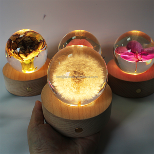 <span class=keywords><strong>Bola</strong></span> de resina de flores personalizadas, <span class=keywords><strong>bola</strong></span> de cristal de luz nocturna LED recargable con Control táctil de flores secas de varios colores reales para dormitorio - Product Image 2