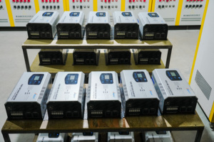 Inversor solar fuera de la red de 3KW 12V24V a 120V con controlador de carga de CA Compatibilidad de batería universal Li-ion, gel, <span class=keywords><strong>AGM</strong></span>, plomo-ácido - Product Image 5
