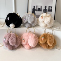 Sac à main d'hiver en peluche mignon pour femme, pochette à fermoir Kiss Lock, petit sac à main à cadre avec bandoulière en perles, sac à bandoulière fourrure pour femme pour soirée et mariage