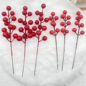 Agujas de pino artificiales y ramas decorativas con bayas rojas de 21 cm (8.3 pulgadas) y 26 cm (10.24 pulgadas) para decoraciones navideñas - Product Image 2