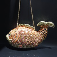 Pochette de soirée artisanale en cuir synthétique avec strass et cristaux métalliques ajourés, motif poisson rouge