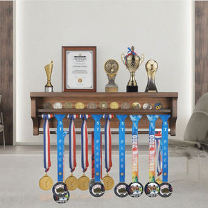 ตู้โชว์เหรียญรางวัลไม้สีน้ำตาลเข้มแบบแขวนผนัง พร้อมช่องใส่เหรียญและราวแขวนสองชั้นสำหรับเหรียญรางวัลทุกกีฬา - Product Image 5