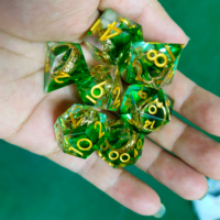 Dés à jouer D&D à noyau liquide, un ensemble complet de dés D&D liquides avec sac en velours, dés polyédriques transparents à bords nets, dés magiques dorés en forme d'anneau