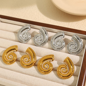 ต่างหูมุกทรงเปลือกหอยหรูหรา ชุบทอง 18k โลหะผสมสังกะสี ประดับมุกขาวเล็กๆ เหมาะสำหรับงานปาร์ตี้ สำหรับผู้หญิง - Product Image 1