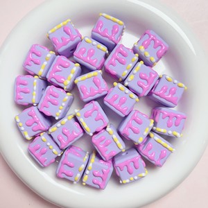 T1844 Cube de crème gâteau mignon 3D perles <span class=keywords><strong>dessin</strong></span>ées à la main bricolage matériel bracelet chaîne accessoires fournisseur - Product Image 3