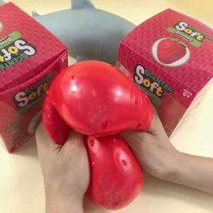 Jouet sensoriel anti-stress en forme de fraise géante de 15 cm avec boîte – Cadeau idéal pour soulager le stress – Vente en gros directe usine - Product Image 1