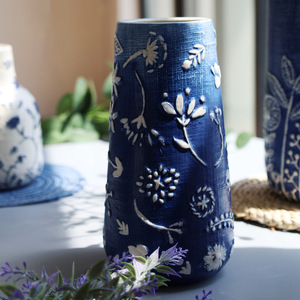 Jarrón de Porcelana Azul y Blanca, Cerámica Vintage Pintada a Mano, Jarrón Decorativo en Relieve, Envío Rápido, Luz Cálida para Regalos de Inauguración de Casa - Product Image 2