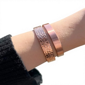 Bracelet en cuivre massif estampé ayurvédique traditionnel, bijoux en métal à la mode, design exquis - Product Image 1