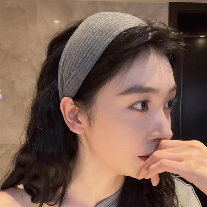 สีเทาเข้ม